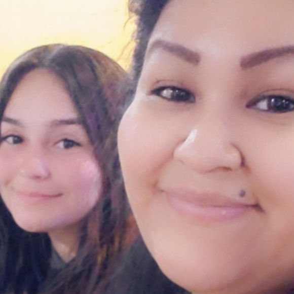 Meet your Poshers, Lena & Ale - Picture 3 of 4